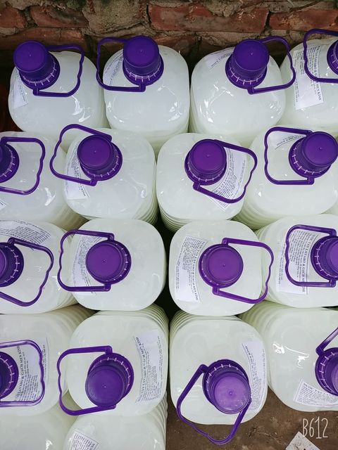 Nước tẩy gạch men đỏ can 5 lít màu đỏ