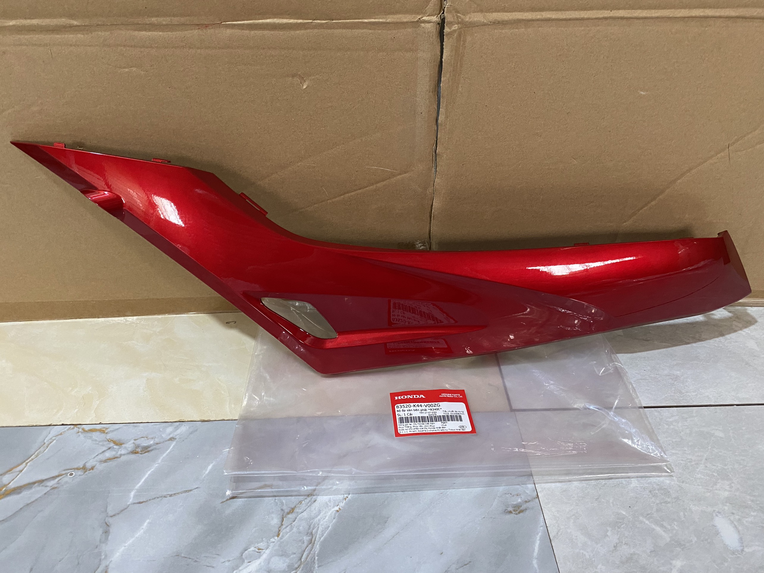 Ốp sàn bên phải Vision 2015-2018 màu đỏ tươi *R340C* (83520K44V00ZG)