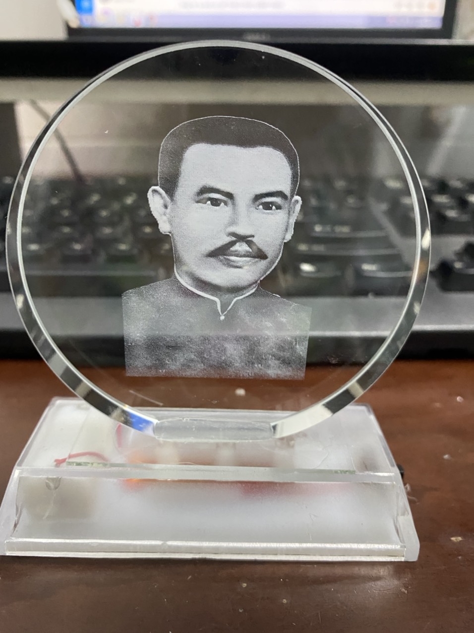 Tượng công giáo pha lê Cha Diệp có đèn