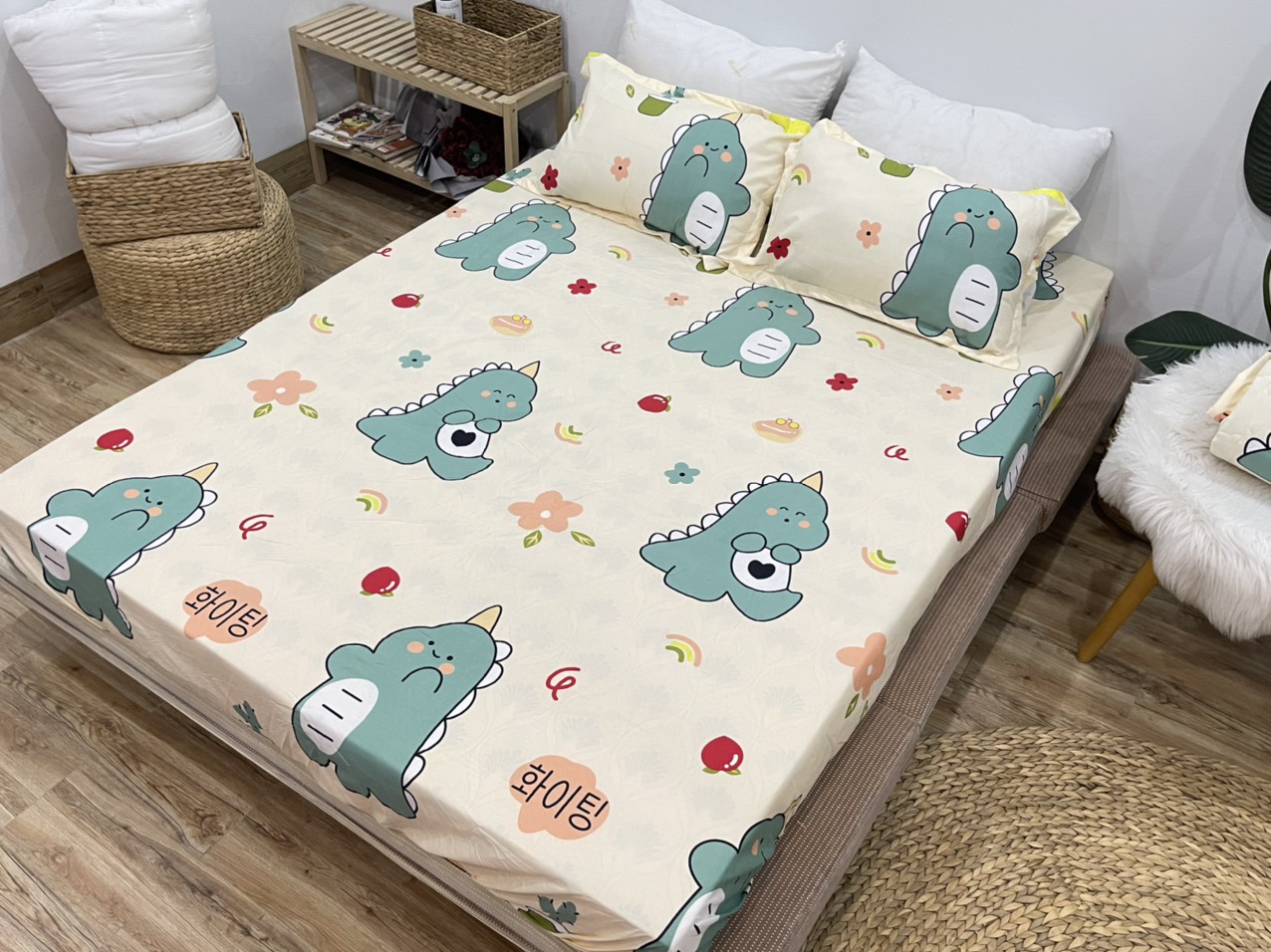 Set Ga Gối Mẫu Khủng Long Cà Chua CHM47 ( Gồm 1 ga bo chun, 2 vỏ gối nằm và 1 vỏ ôm )
