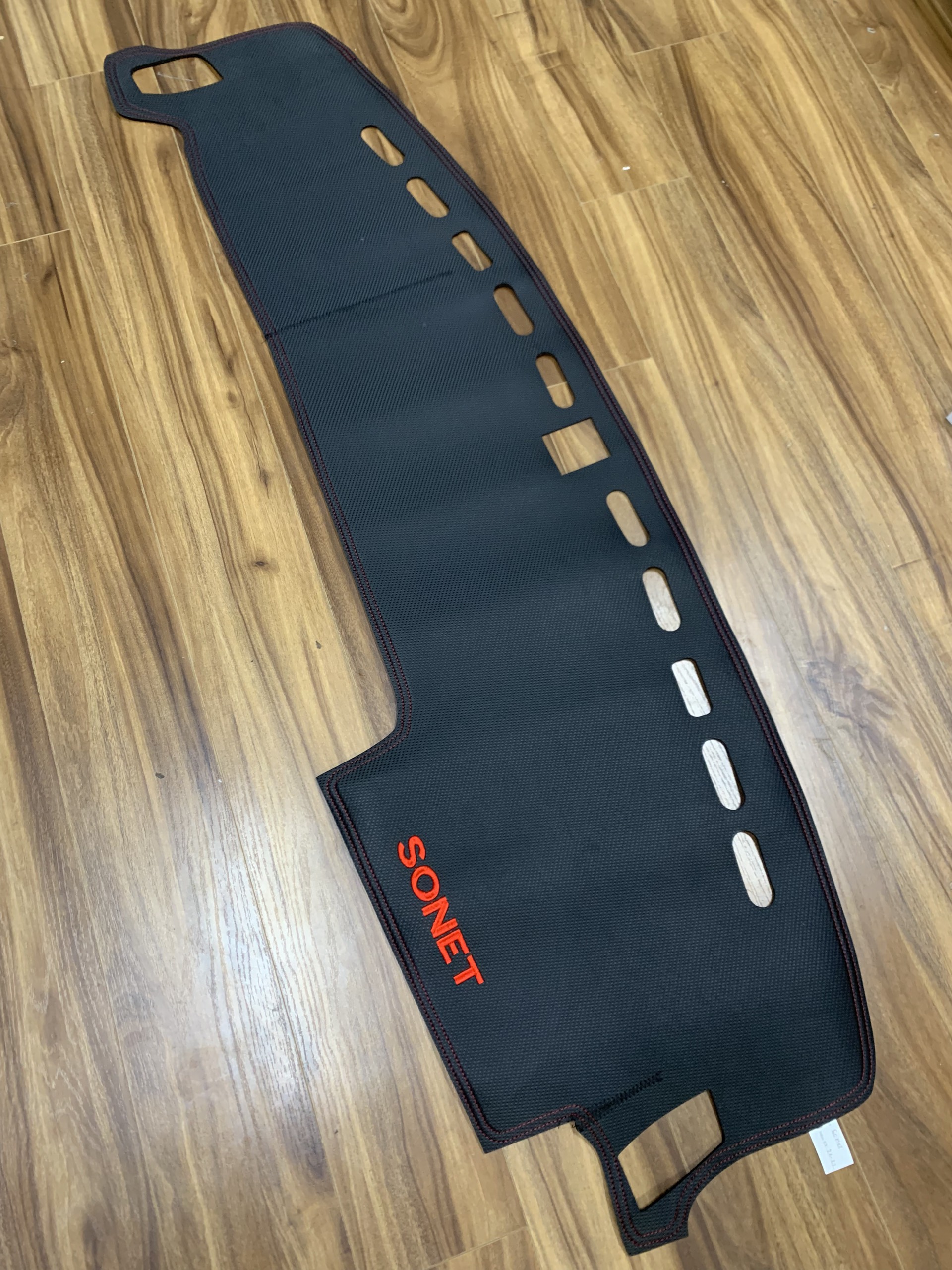 Kia Sonet- Thảm Taplo da vân carbon Ô Tô KIA Sonet - hàng loại 1 giá tận xưởng