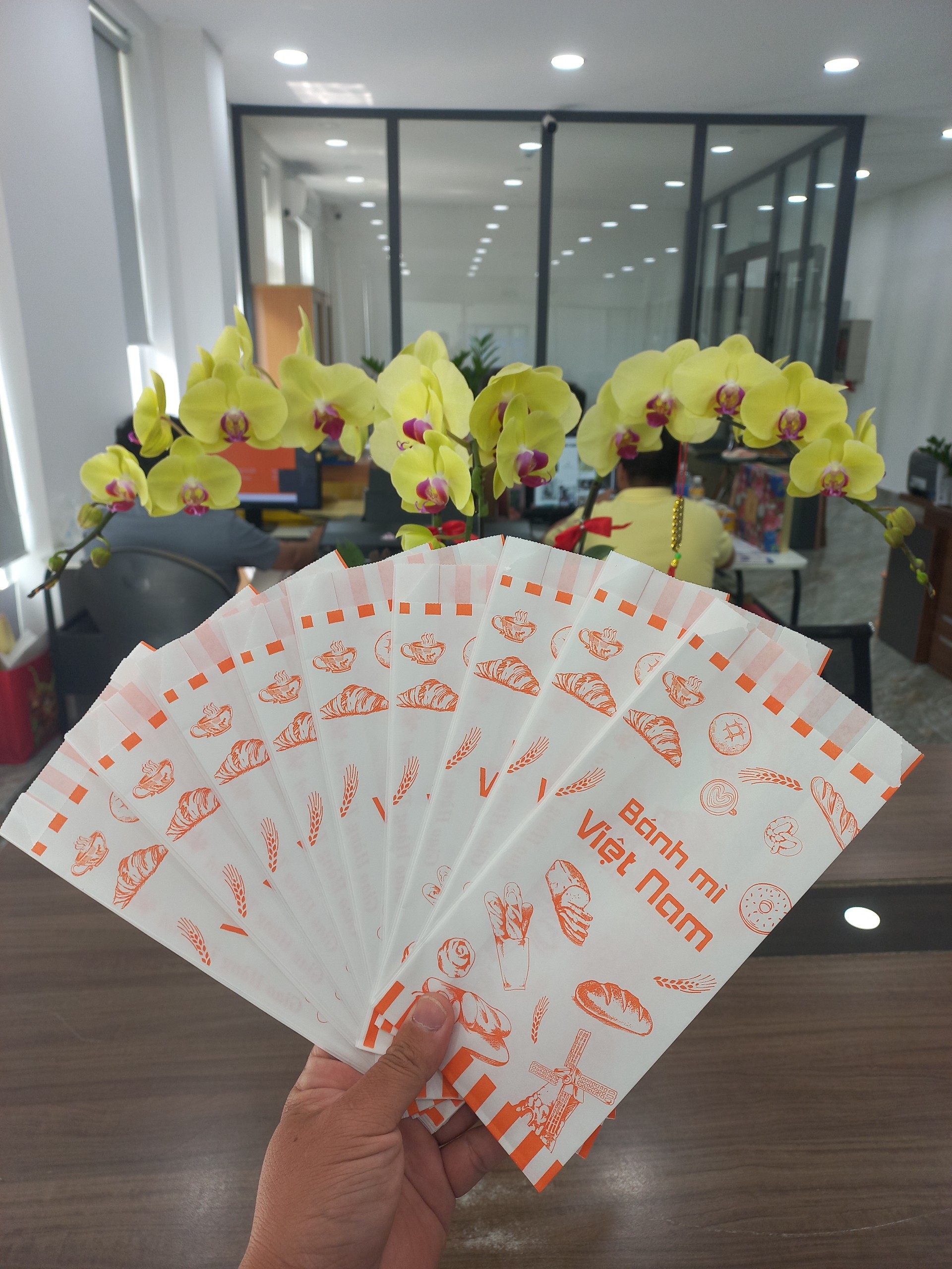 100 cái túi giấy bánh mì in sẵn