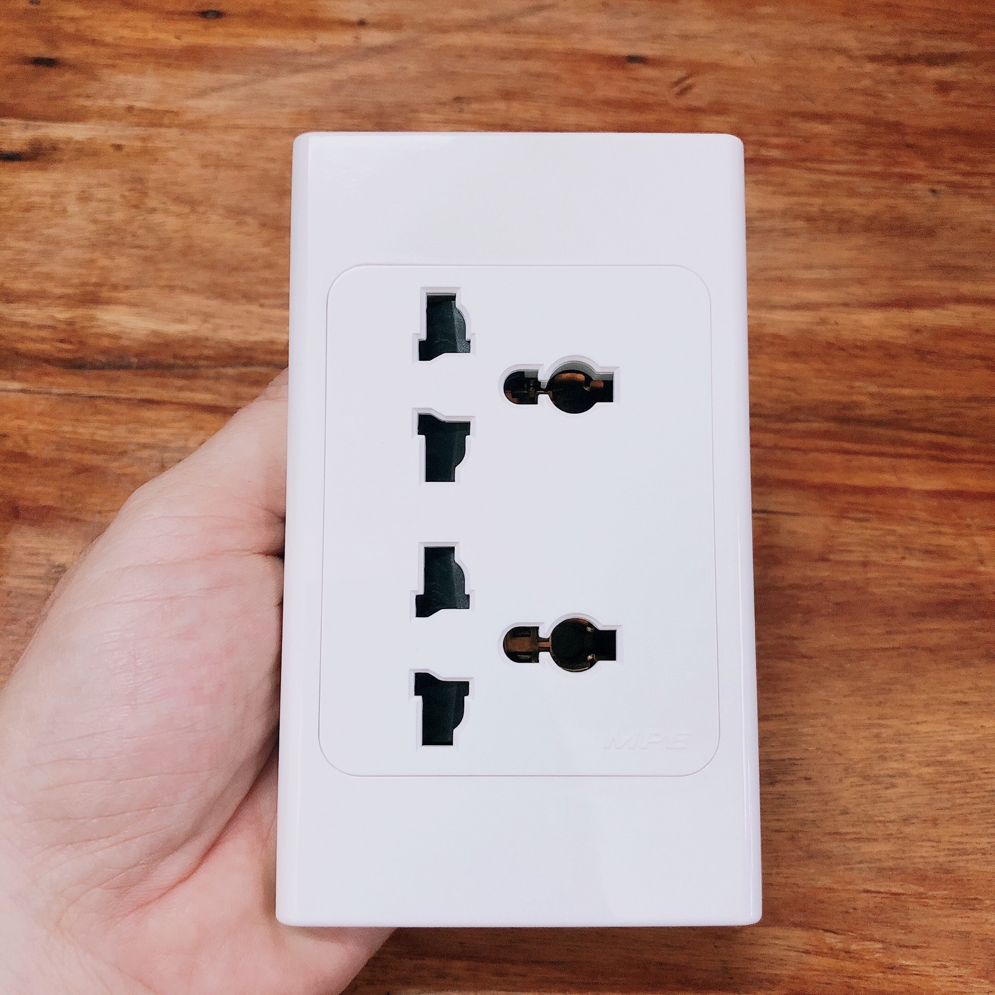 Ổ cắm đôi 3 chấu MPE