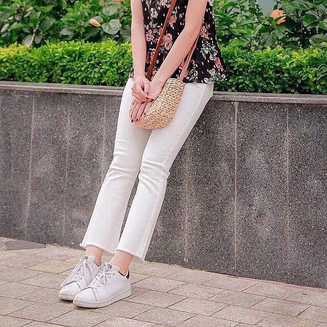 Quần jeans ống loe trắng