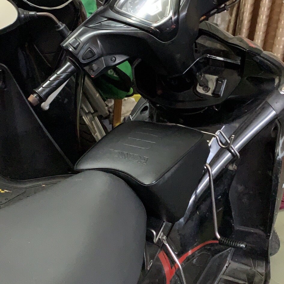 Nệm ngồi xe máy cho bé cục nệm đi xe máy cho bé(ghế đi xe air blade,xe số lưu ý cục nệm không có ốc nhé