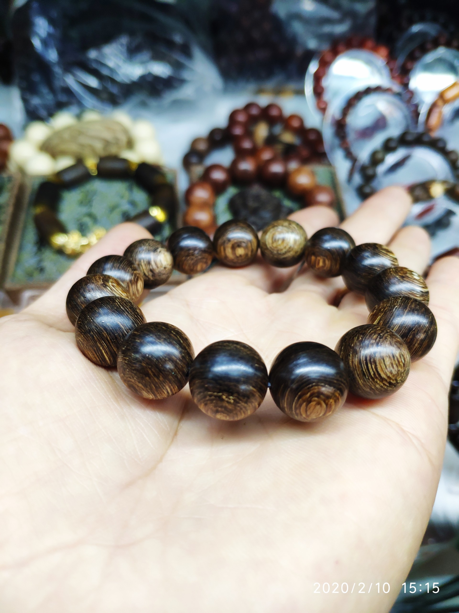 vòng gỗ trầm hương sánh chìm