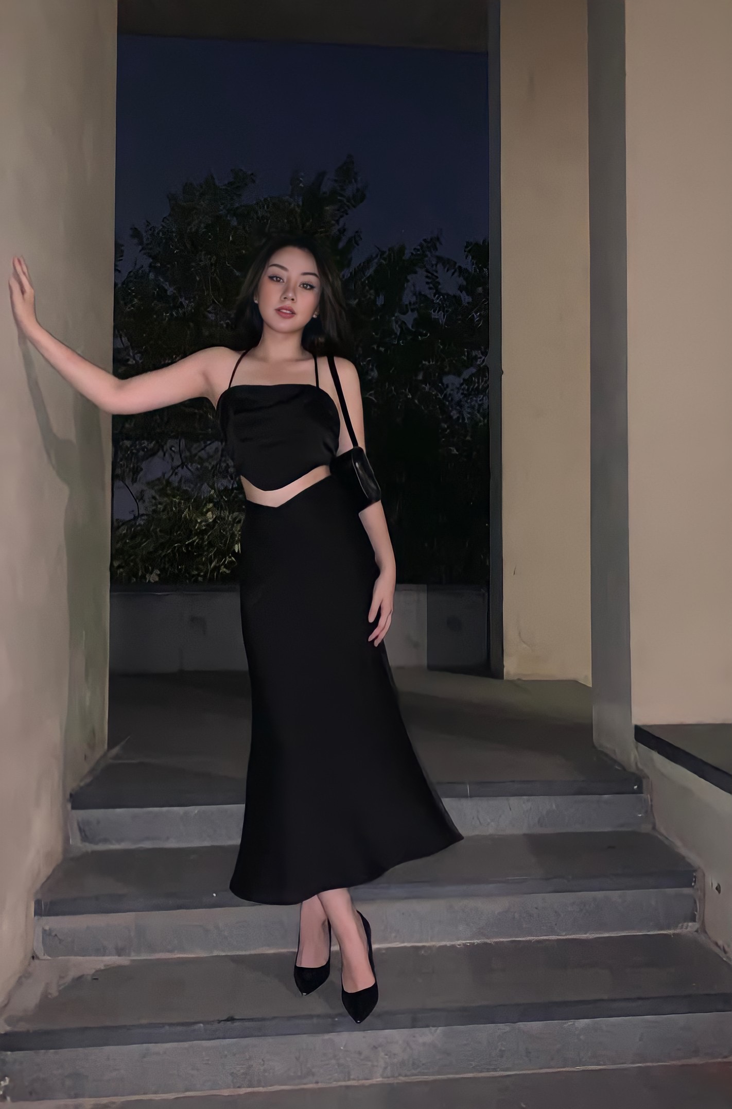 [Nhập LAZXUHUONG05 giảm 70k/499k] ƯỚM Chân váy Cong lụa cao cấp hai màu trắng đen
