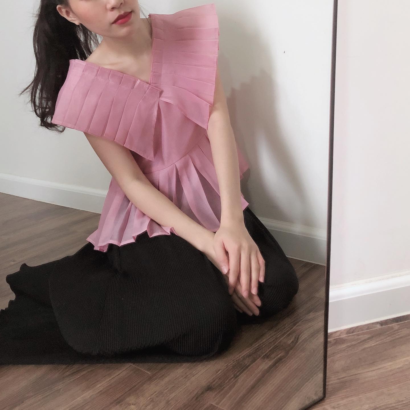 Áo kiểu dập li cổ | Capella Top - Gihy.lumos
