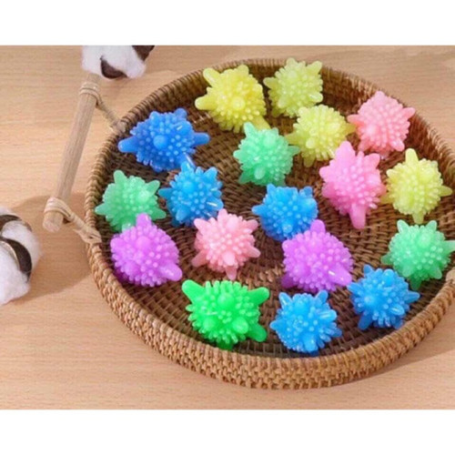 Set 5 quả bóng giặt được thiết kế dạng cầu gai tròn 360o và vật liệu cao su mềm có tính đàn hồi cao tạo thành một bàn chải tự nhiên và hiệu quả cao