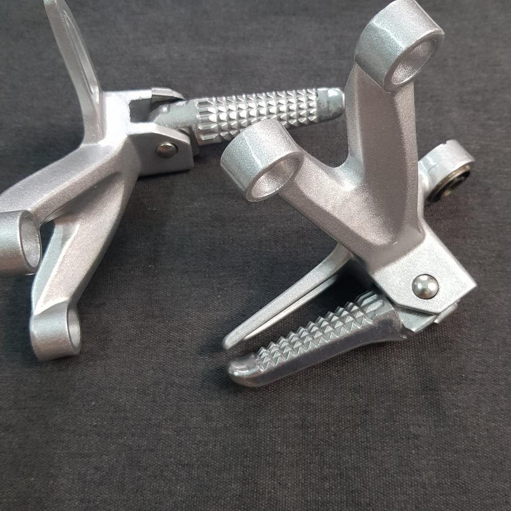 Trọn bộ cặp gác chân sau gắn xe máy RAIDER (nhôm CNC)