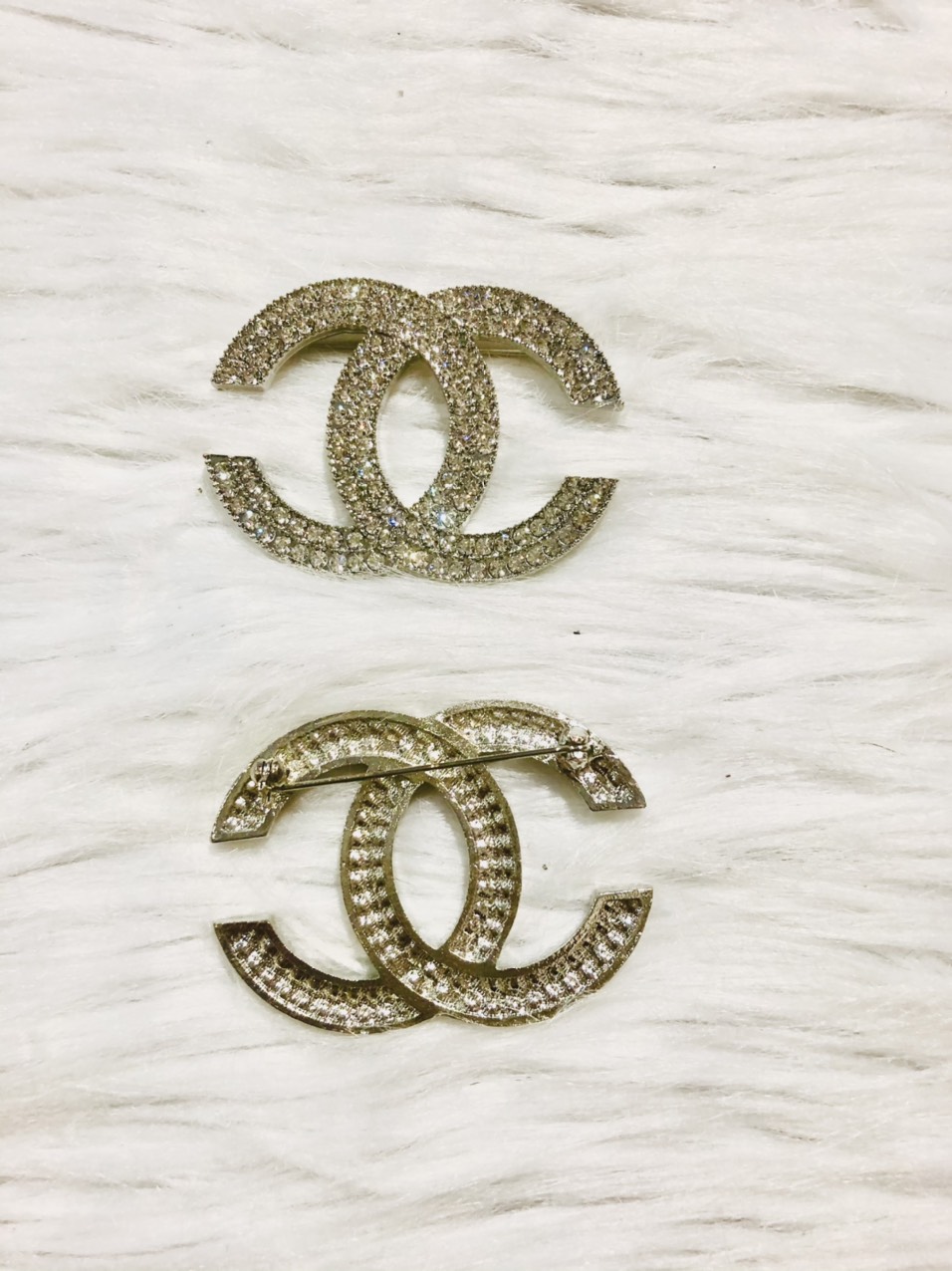 [HCM]Cài áo logo full đá trắng. KT 4 x 5cm