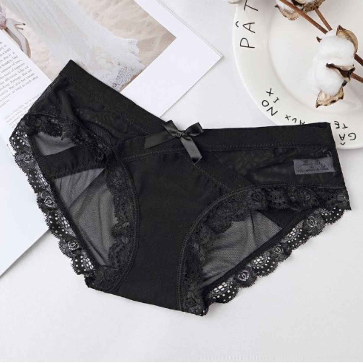 Quần Lót Ren Cạp Chéo Vic 5779