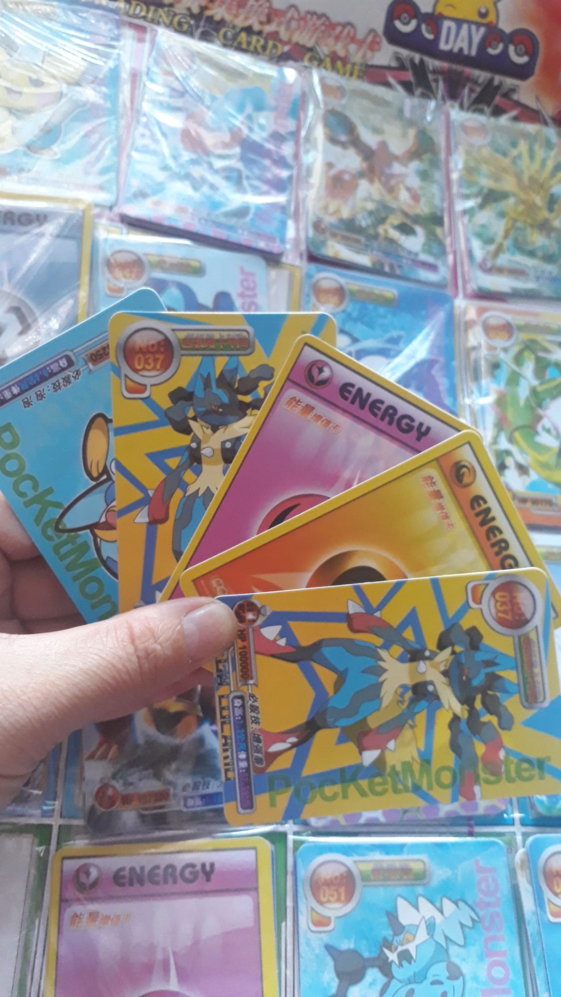 Vỉ 120 thẻ bài pokemon bằng lụa (nhựa dẻo)