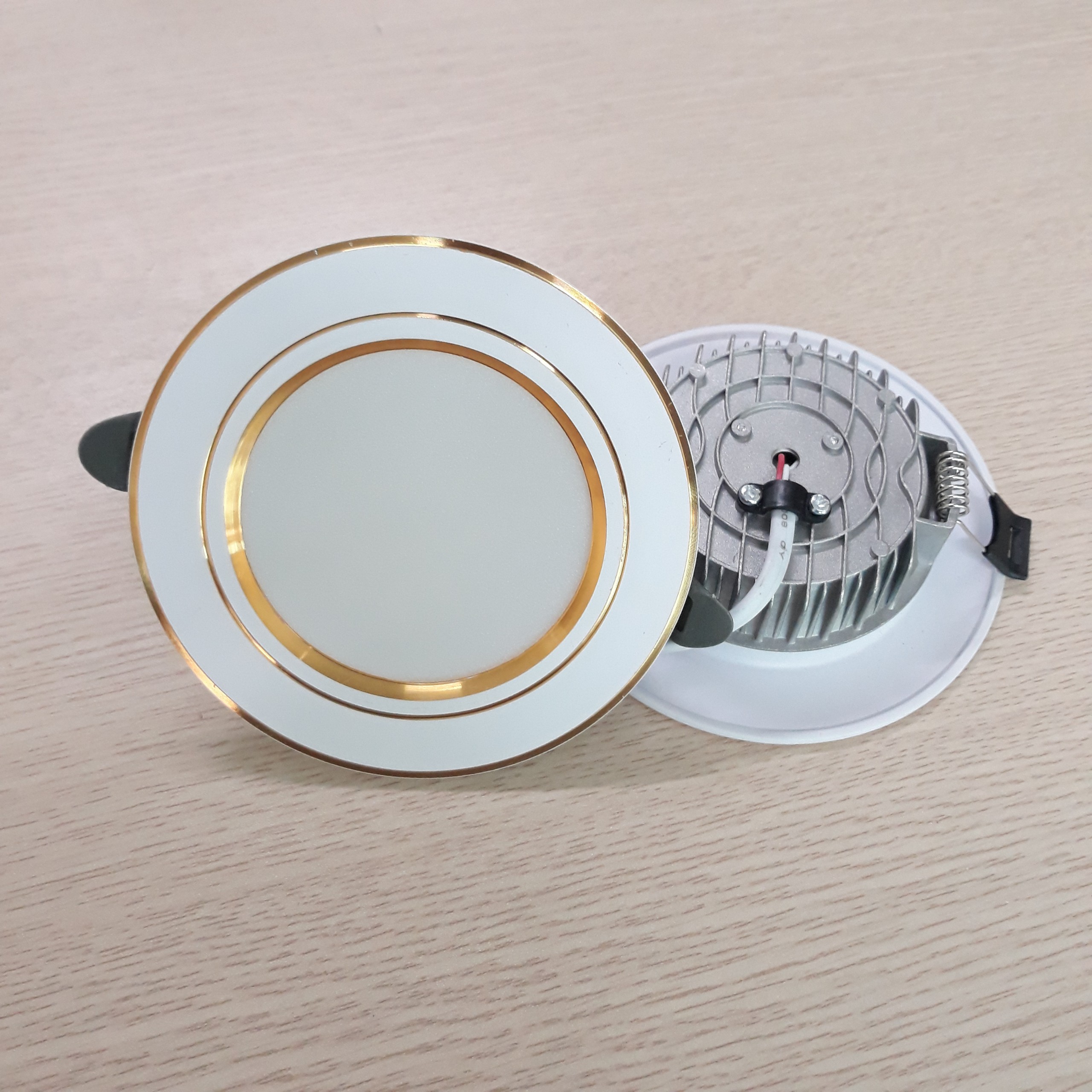 Đèn led âm trần 7w viền vàng 3 chế độ - Phi 90