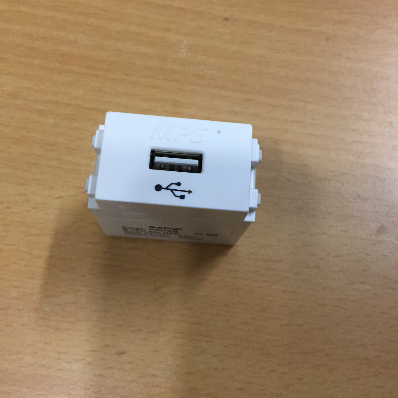 [HCM]Ổ CẮM USB GẮN ÂM TƯỜNG MPE DC5V-1000mA SERI A60