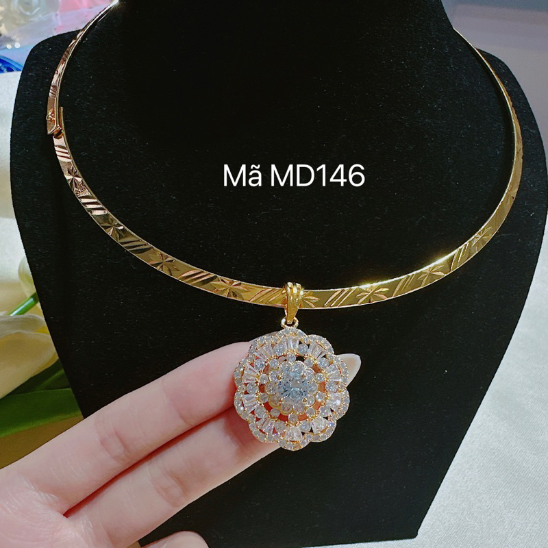 Kiềng cổ cứng kèm mặt mạ vàng Kami