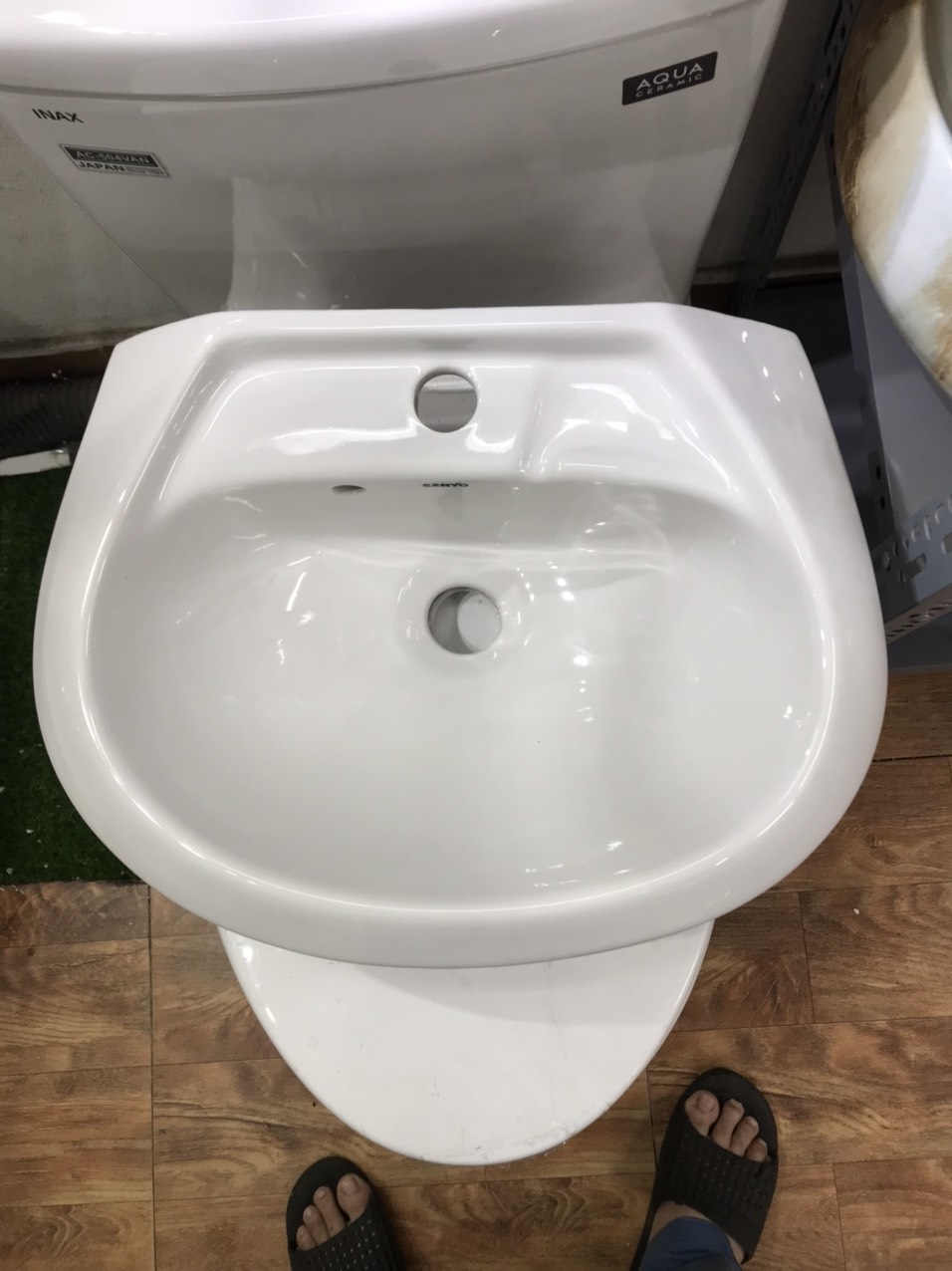 CHẬU RỬA MẶT, LAVABO,  TREO TƯỜNG (THẲNG & GÓC) LOẠI NHỎ CÓ GỜ CHỐNG BẮN NƯỚC, đẹp, chắc chắn, bền bỉ với thời gian