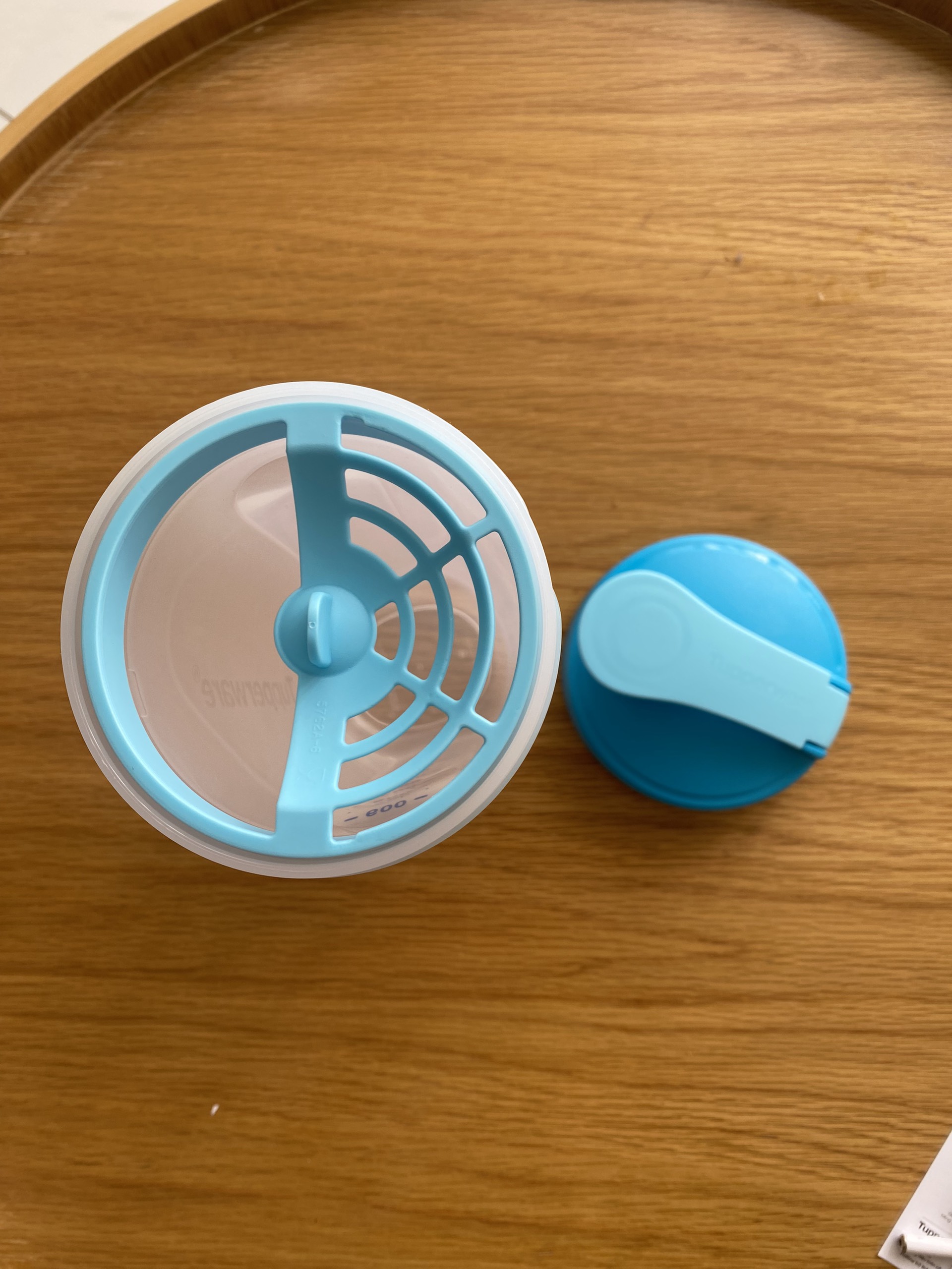 Bộ Bình Nước Tupperware Shake N Go Gen II (Mẫu mới 2023) - Gồm bình nước và bình lắc