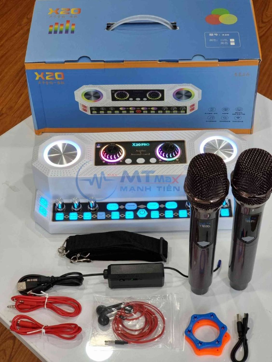 Kèm 2 micro Bộ hát live thu âm X20 PRO karaoke tích hợp soundcard và micro Bộ hát livestream chuyên nghiệp âm thanh hay tùy chỉnh dẽ dàng. Điều này giúp bạn có thể mang sản phẩm đi bất cứ đâu.