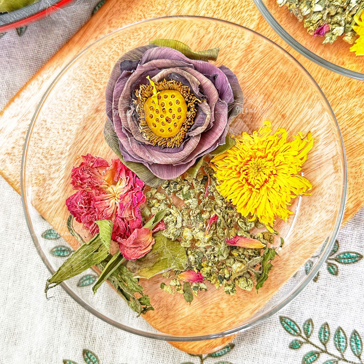 Trà Hoa Sen (Lotus) Mix Hoa - Hộp 5 Set (Hoa Sen, Cúc Vàng, Hoa Hồng, Lá Sen, Cỏ Ngọt)