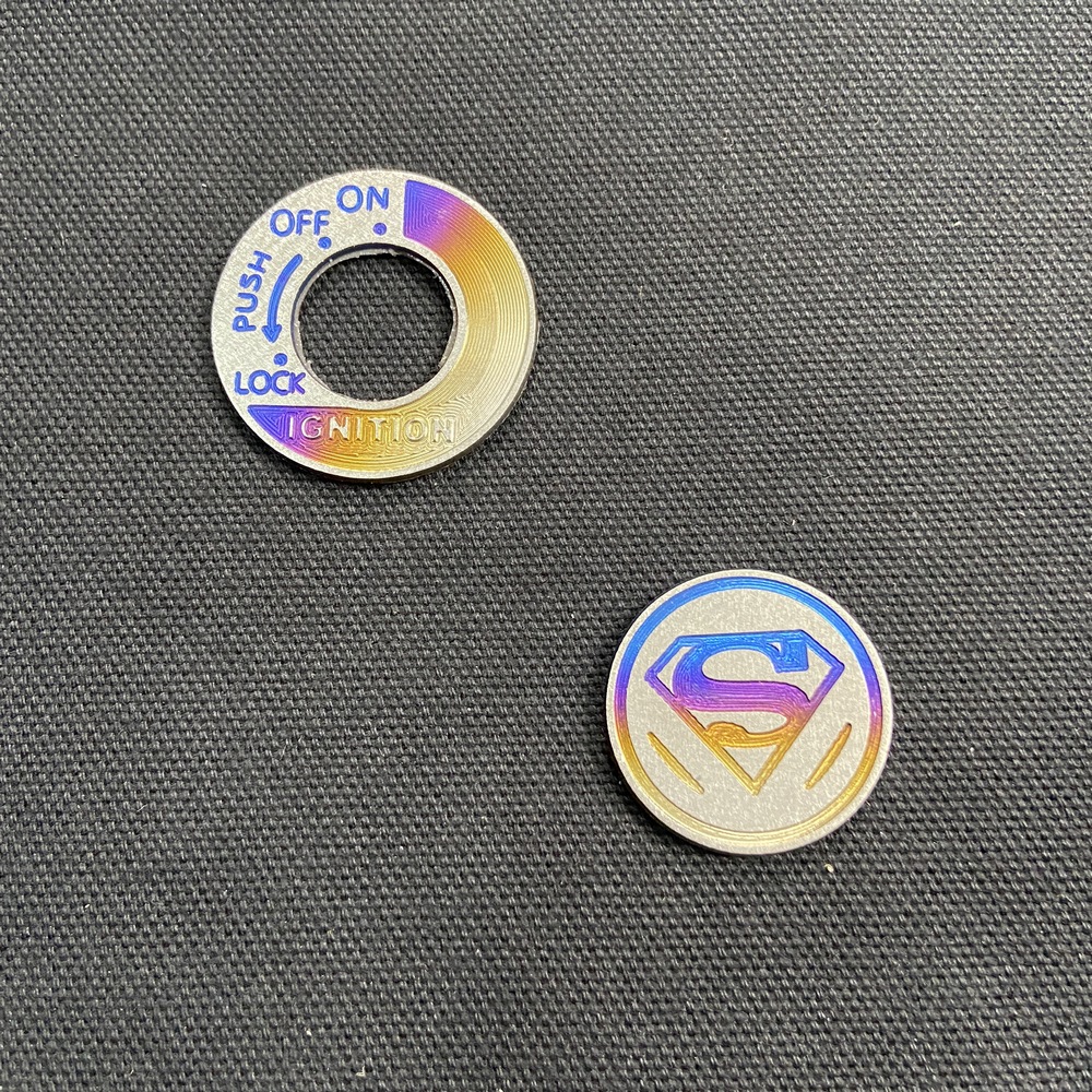 COMBO TEM TITAN DÁN Ổ KHÓA XE SIRIUS, EXCITER 135 MẪU NHỎ VÀ TEM TITAN LOGO MẶT NẠ TRÒN