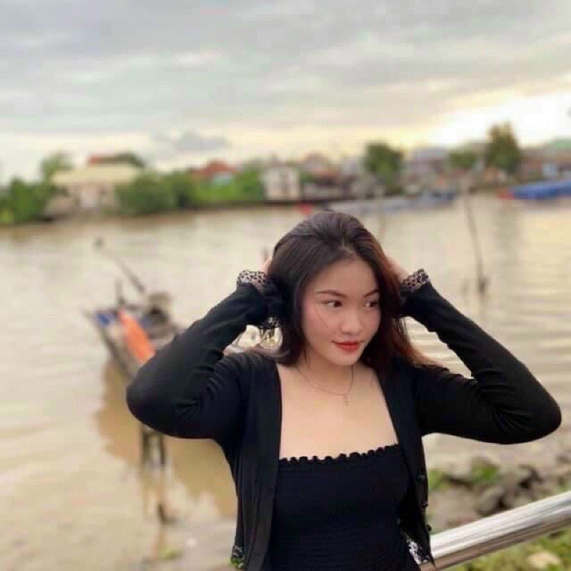 Áo croptop kiểu cổ V tay dài phối ren