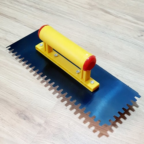 Bay Ốp Lát Răng Cưa Nhỏ Tạo Rãnh 7mm Cán Nhựa Lưỡi Thép Kích Thước 30x11cm