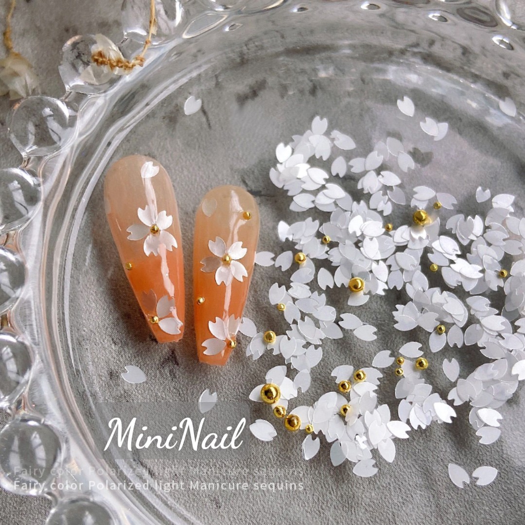 Cánh hoa trắng sakura nail