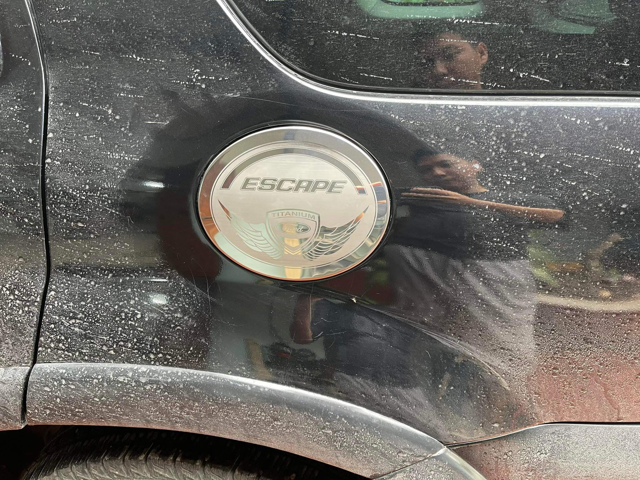 Ốp INOX nắp bình xăng FORD Escape