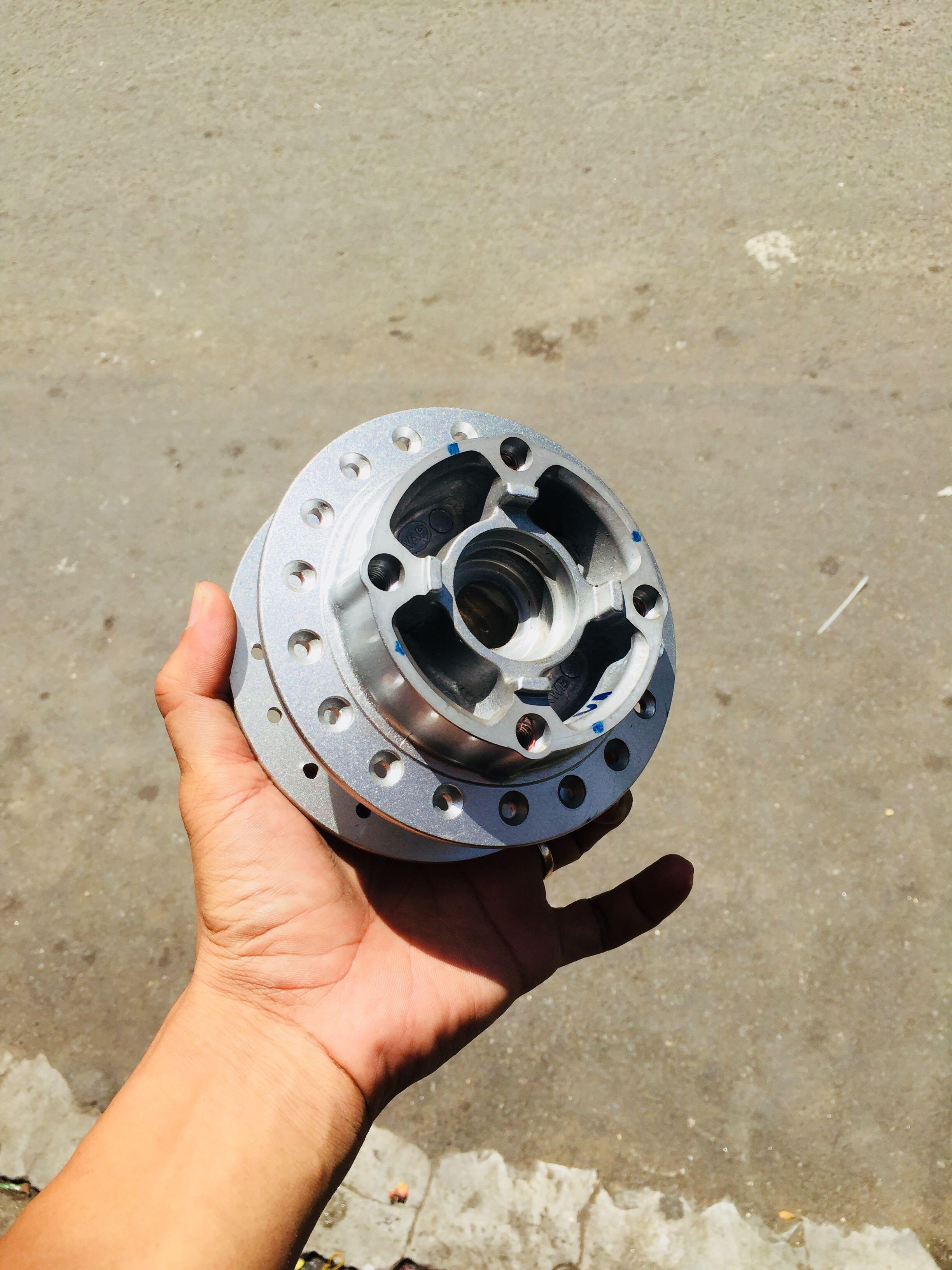 Đùm trước đĩa wave s110 màu bạc