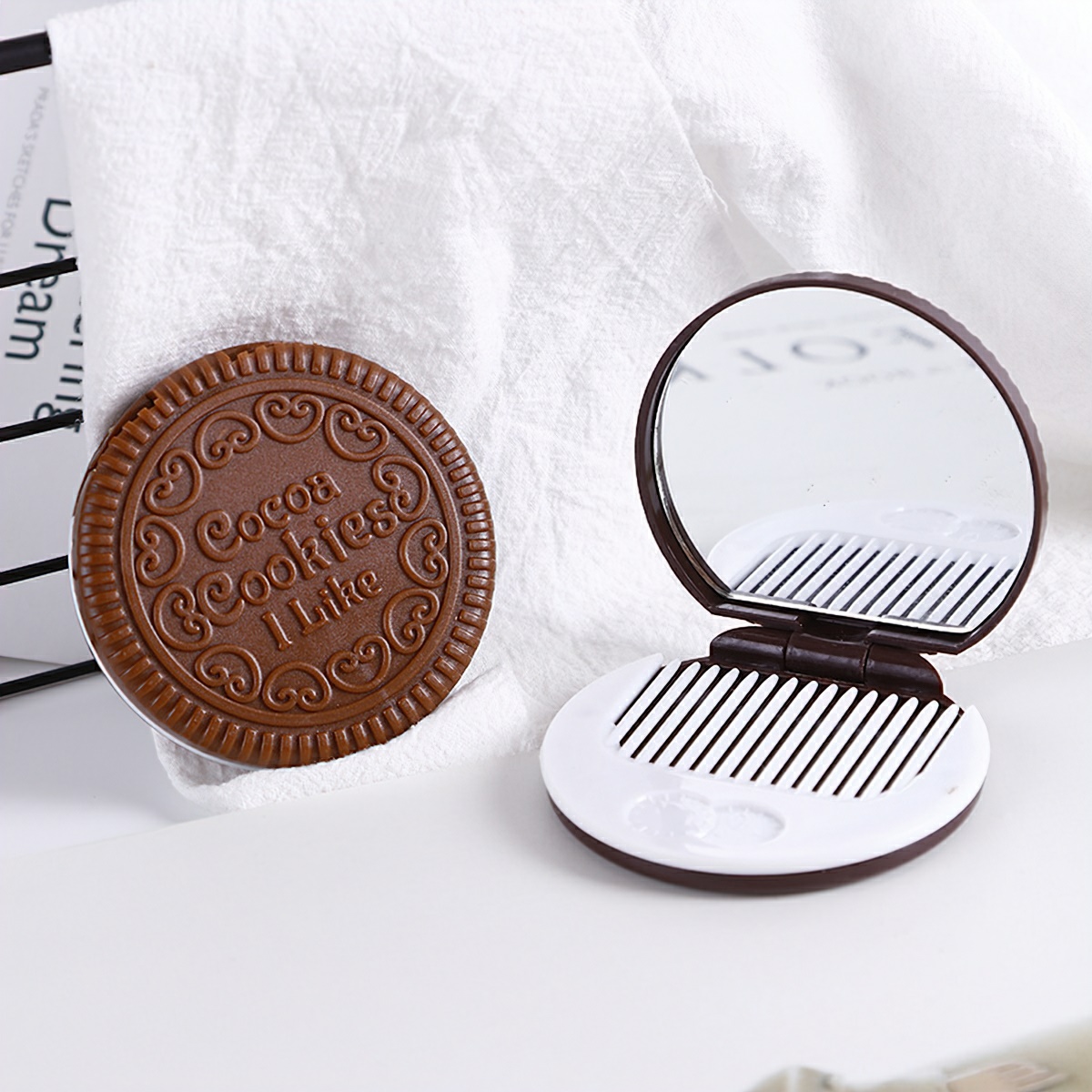 Gương Mini Trang Điểm Bánh Quy Có Lược LAZYL