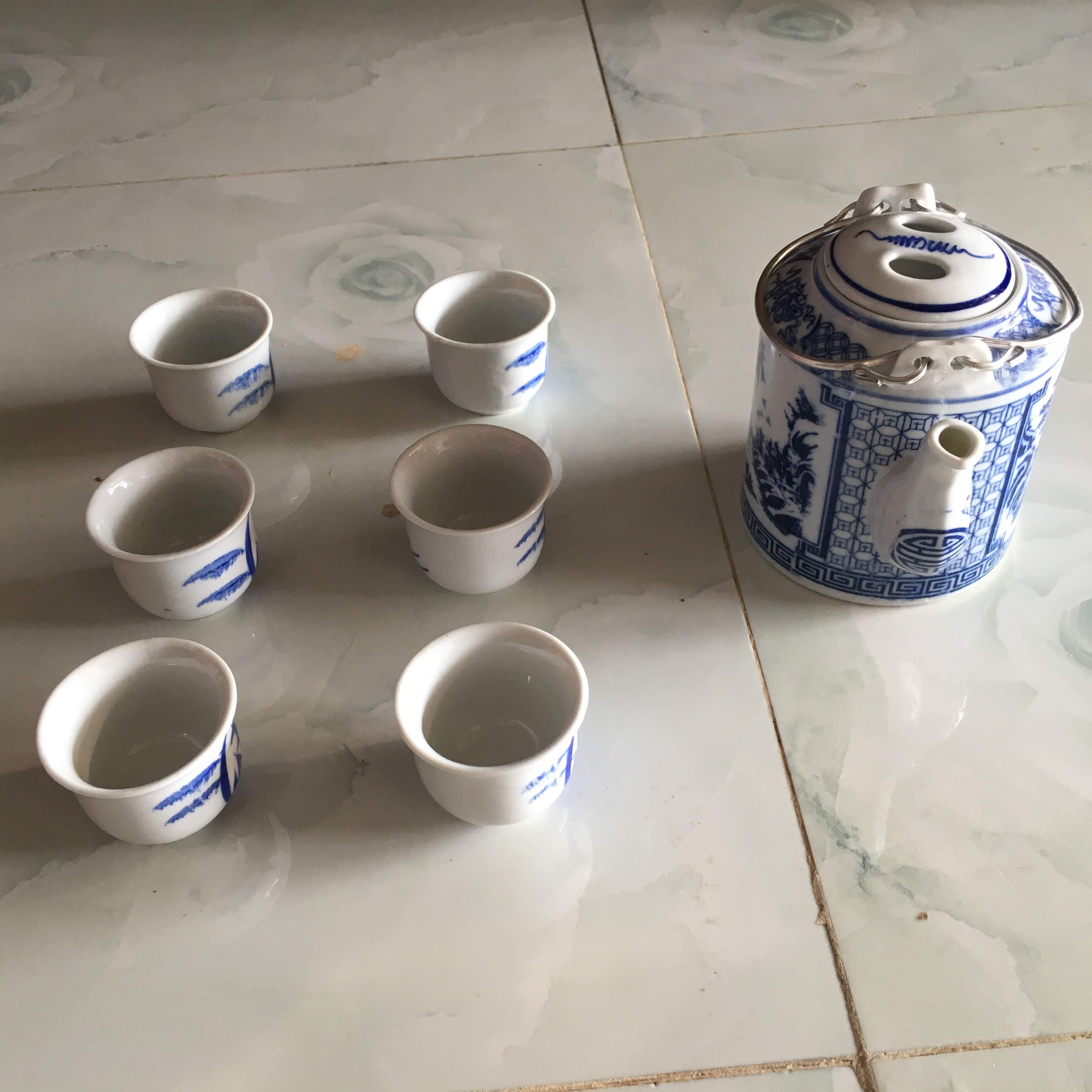 Sản phẩmgồm 1 ấm trà và 6 tách uống trà