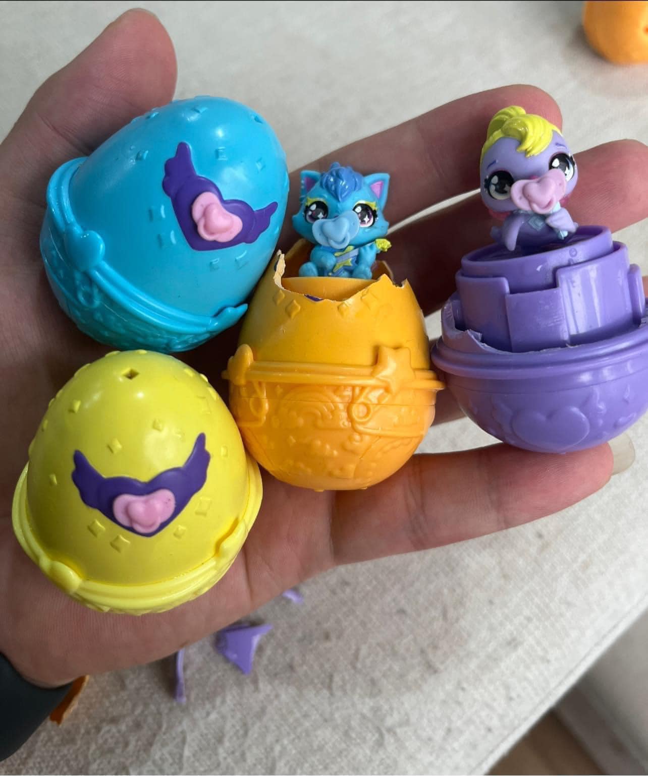 Set 5 trứng Hatchimals Alive Water Hatch mẫu mới tương tác nở thú (Tặng kèm bình bơm nước)