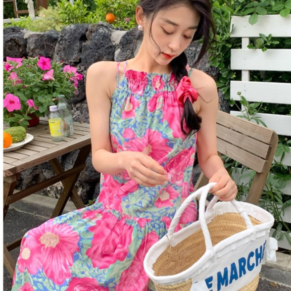 Váy maxi mẹ và bé gái cổ yếm đi biển