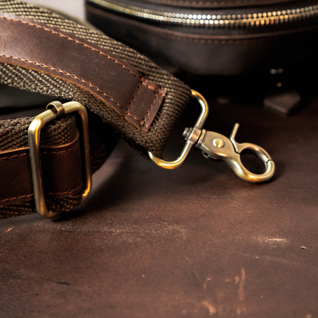 Túi đeo chéo da bò , da nhập khẩu cao cấp Basic nâu đen - Manuk Leather design