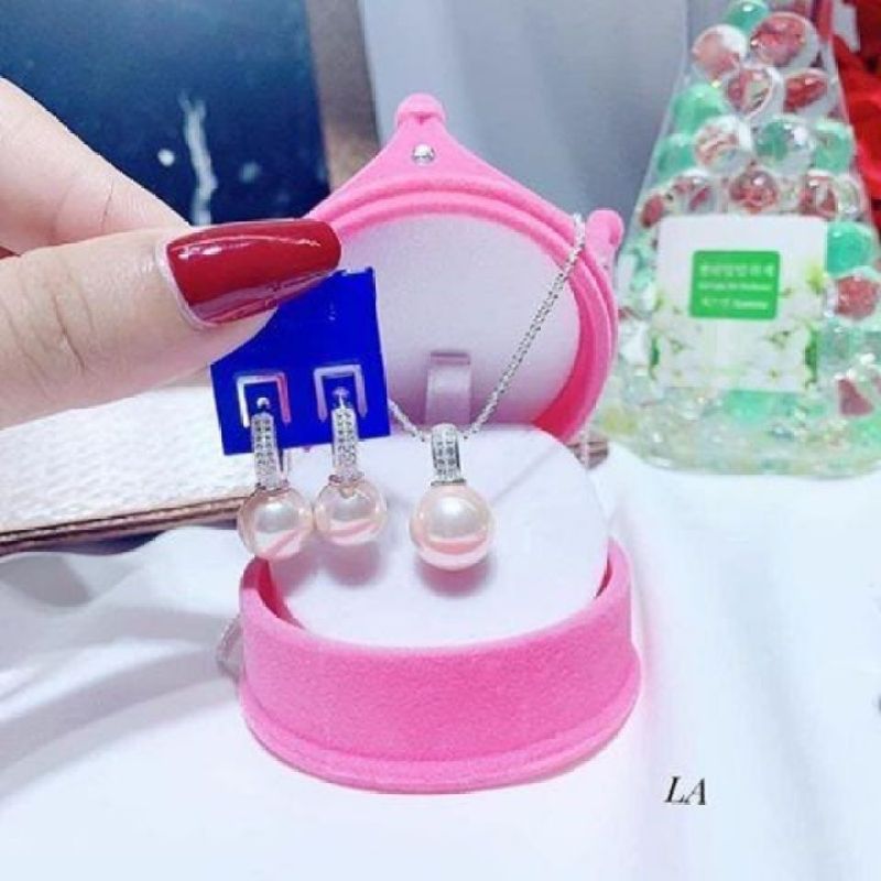 Bộ trang sức ngọc trai trẻ trung sang trọng, kiểu dáng tinh tế, thiết kế tỉ mỉ từng chi tiết dễ dàng phối hợp với nhiều trang phục