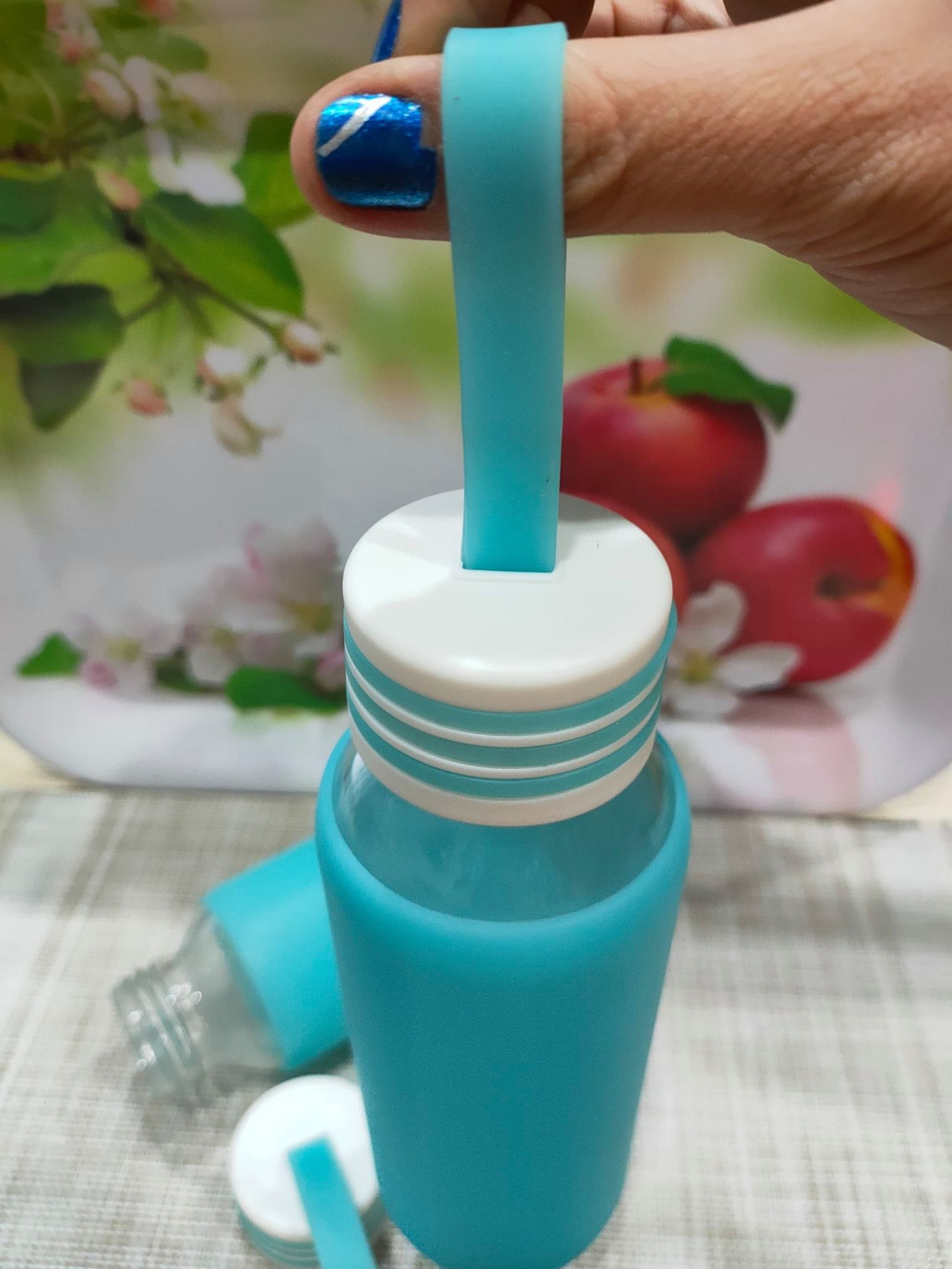 BÌNH NƯỚC THỦY TINH 300ML BỌC SILICON, NẮP CÓ DÂY XÁCH