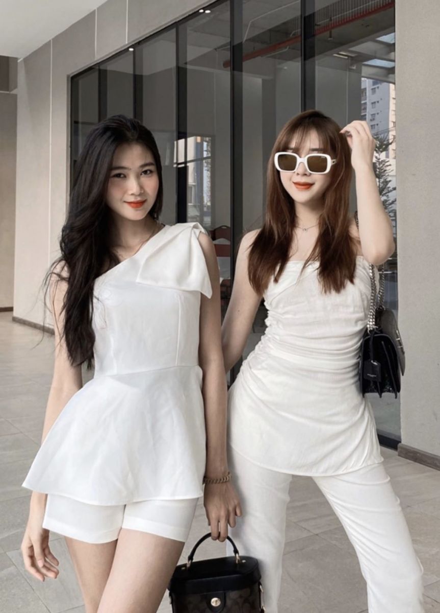 ÁO LỆCH VAI +QUẦN SOOC (TRẮNG)