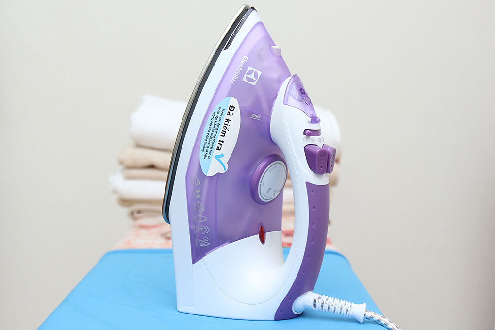 Bàn ủi hơi nước Electrolux ESI4015