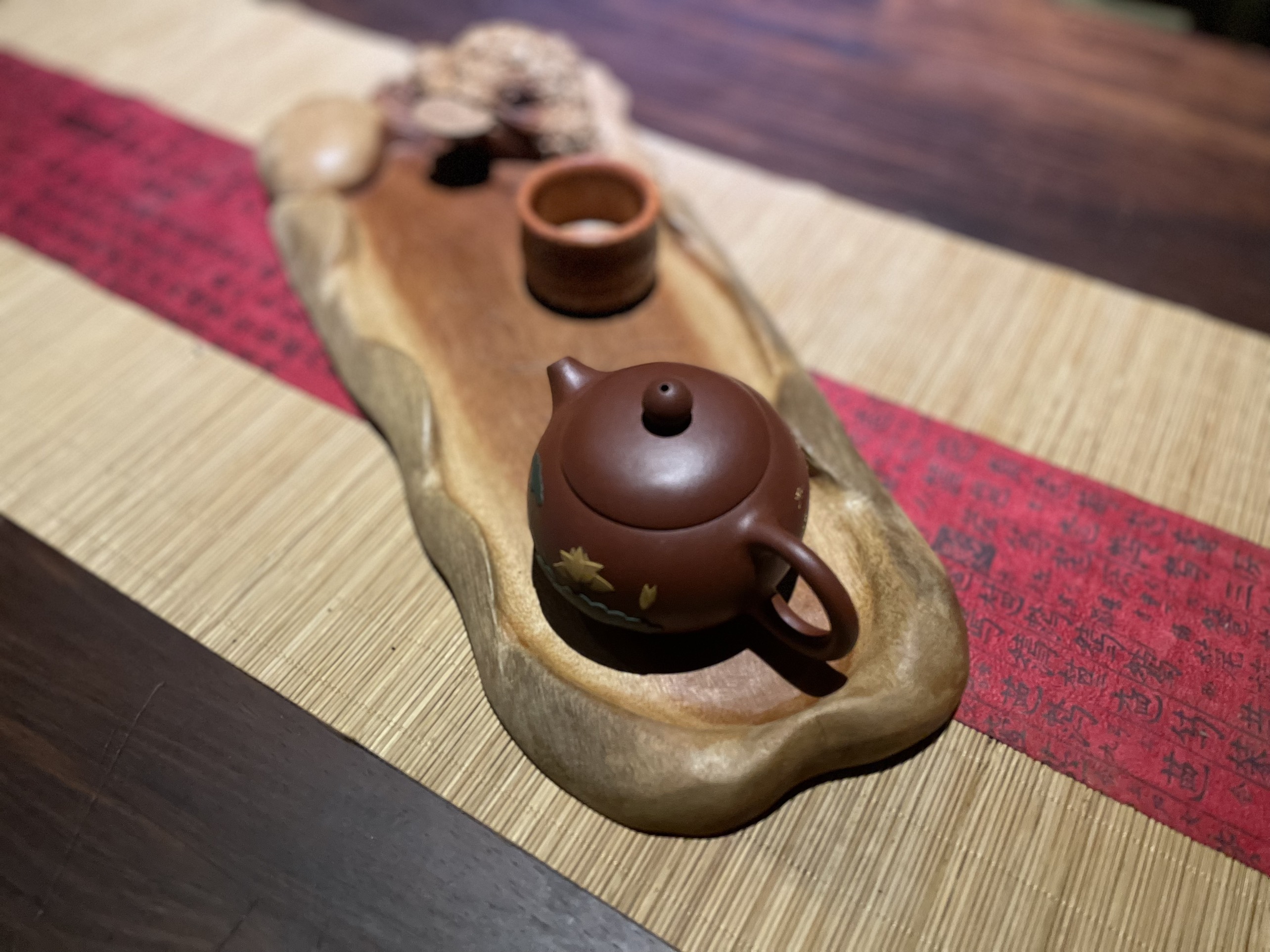 Khay Trà Gỗ Xá Xị (Dáng Lá Sen- Ngài Thiềm Thừ)