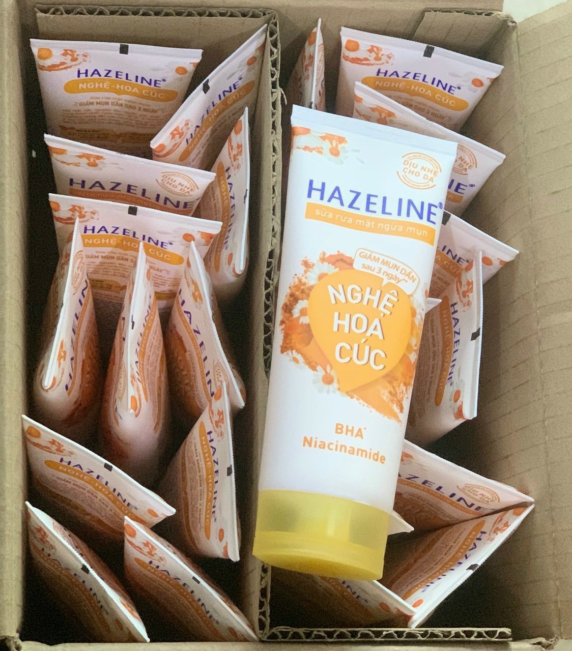 Sữa rửa mặt Hazeline nghệ hoa cúc 100g có tặng kèm