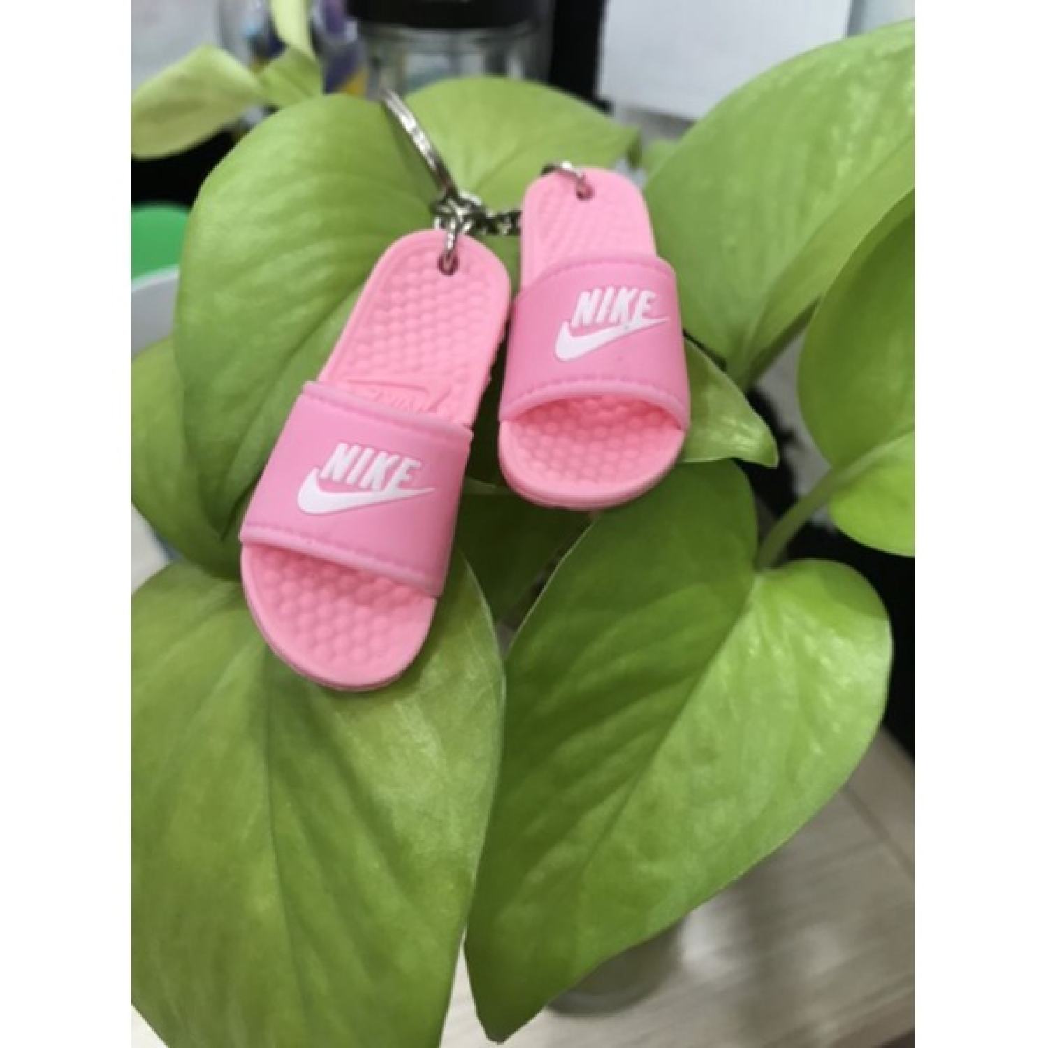 Móc khoá hình đôi dép siêu cưng luôn nha.