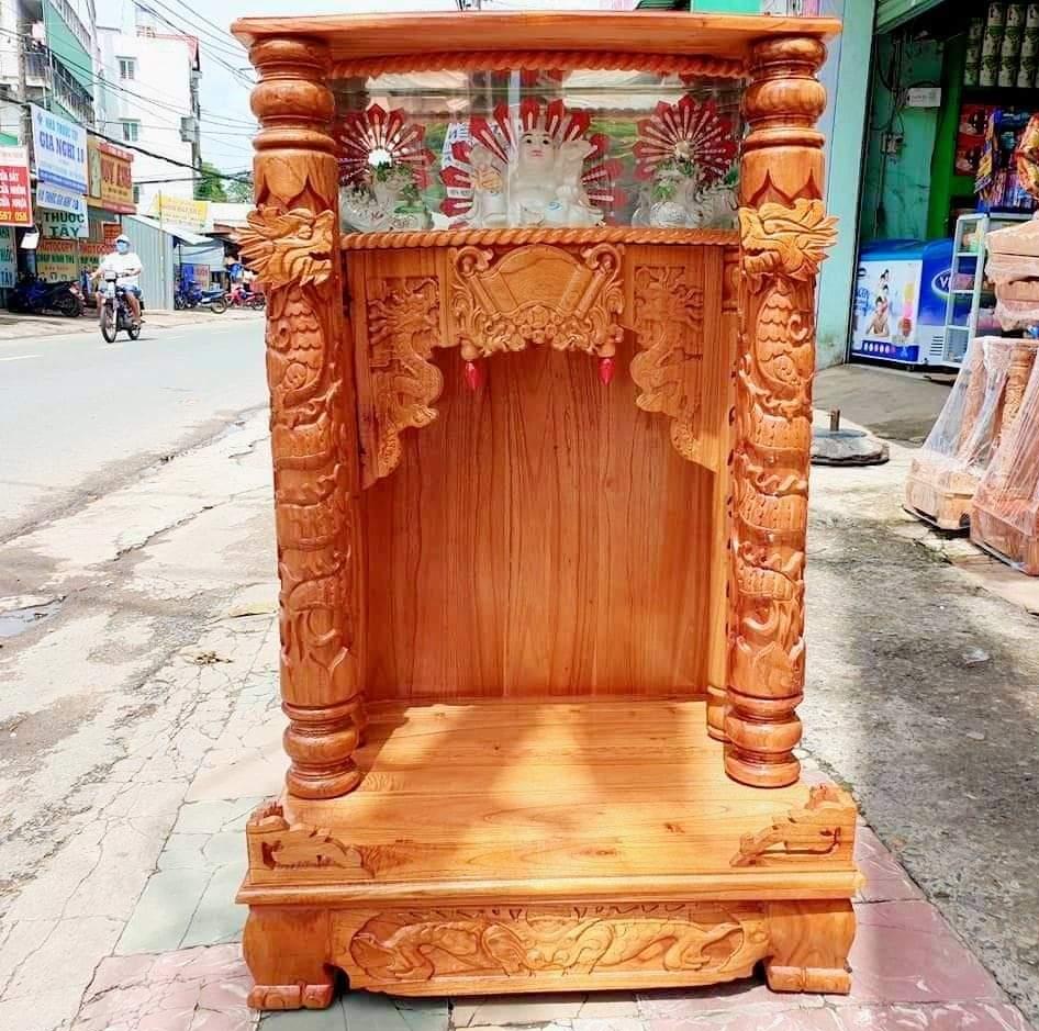 Bàn thờ thần tài ông địa gỗ xoan ngang 68 cm quỳ trụ điện tử