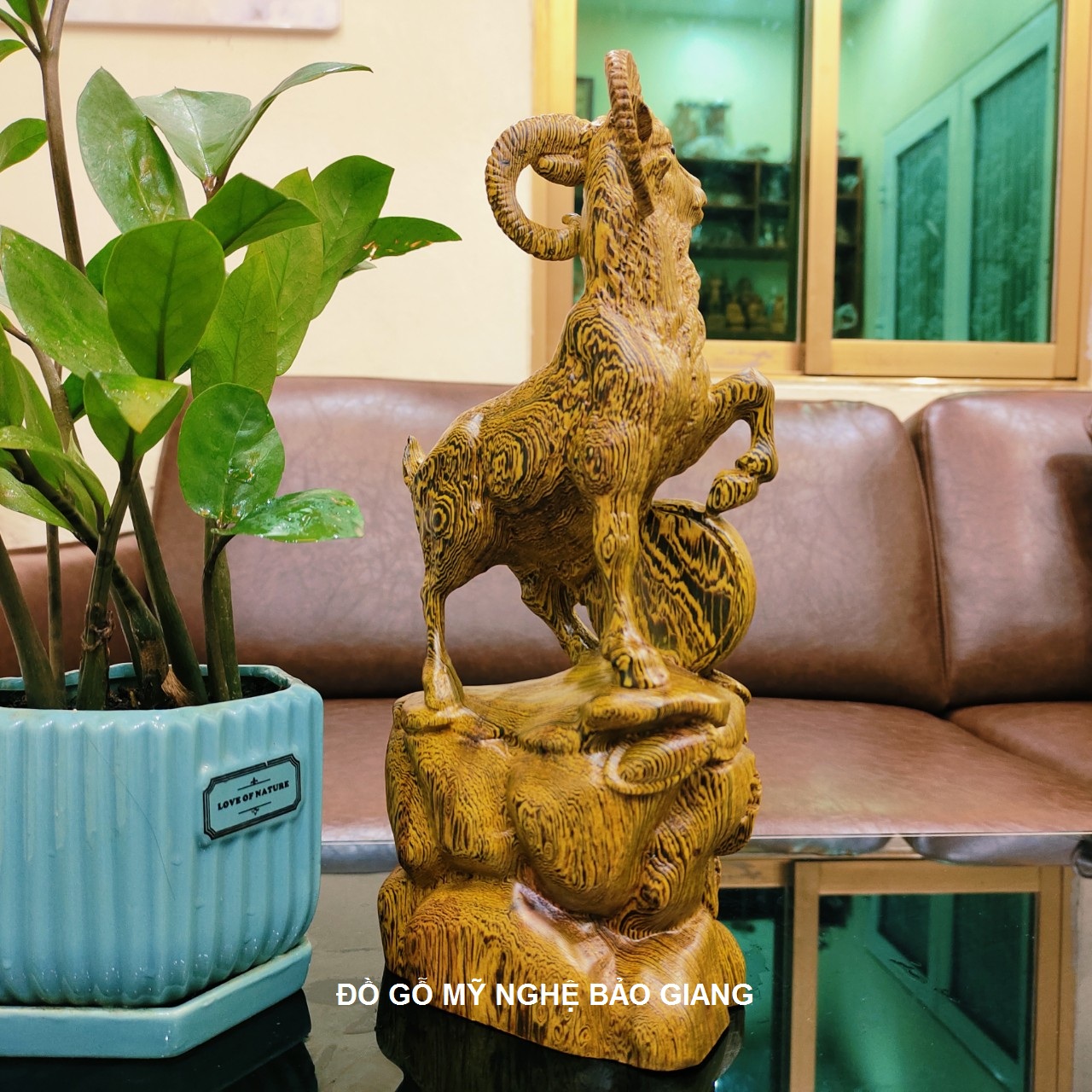 Tượng con dê gỗ mun đuôi công cao 20 cm