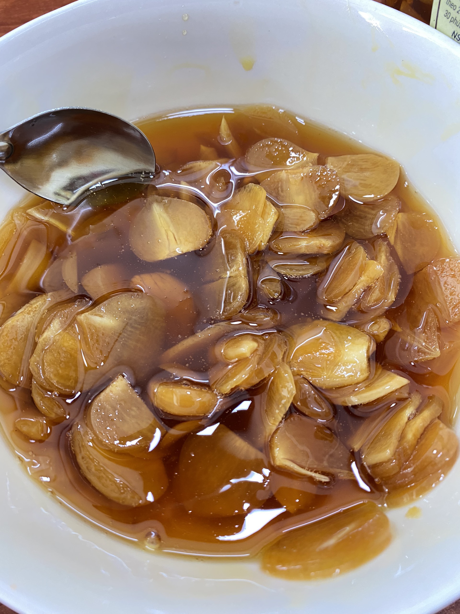 Tỏi cô đơn ngâm mật ong