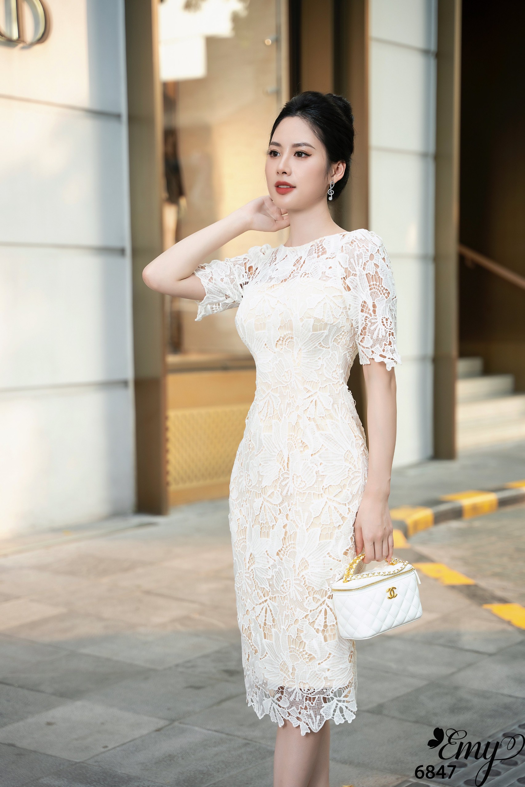 Đầm EMY EM6847 Body Ren Nền Kem