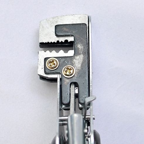 Kìm tuốt dây điện tự động, kìm được thiết kế thông minh dễ dàng sử dụng, lưỡi dao sắc bén có thể tuốt các kích cỡ dây điện dân dụng: (1.0-3.2)