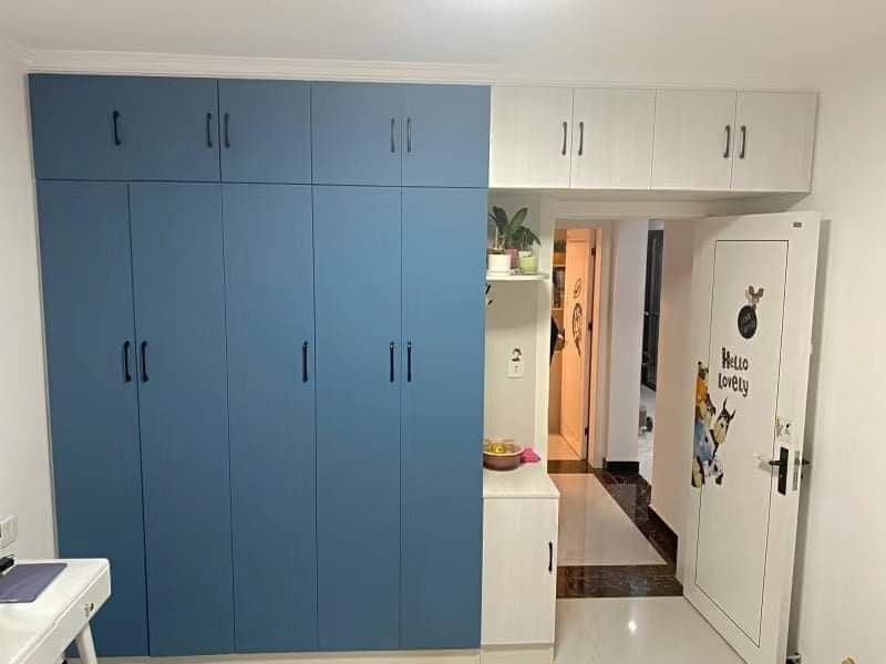 Cuộn 10m giấy dán tường Xanh đen có keo sẵn.