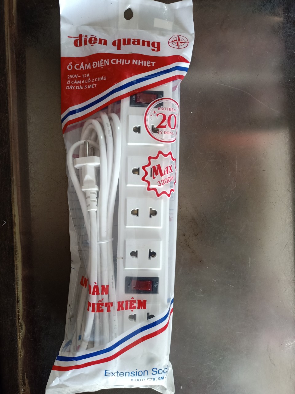 Ổ CẮM ĐIỆN QUANG 6 LỖ 2 CHẤU