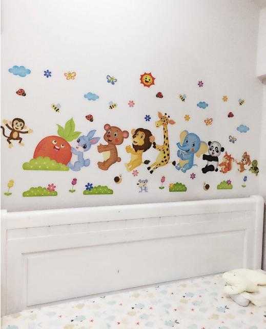 Decal dán tường thú ôm nhau